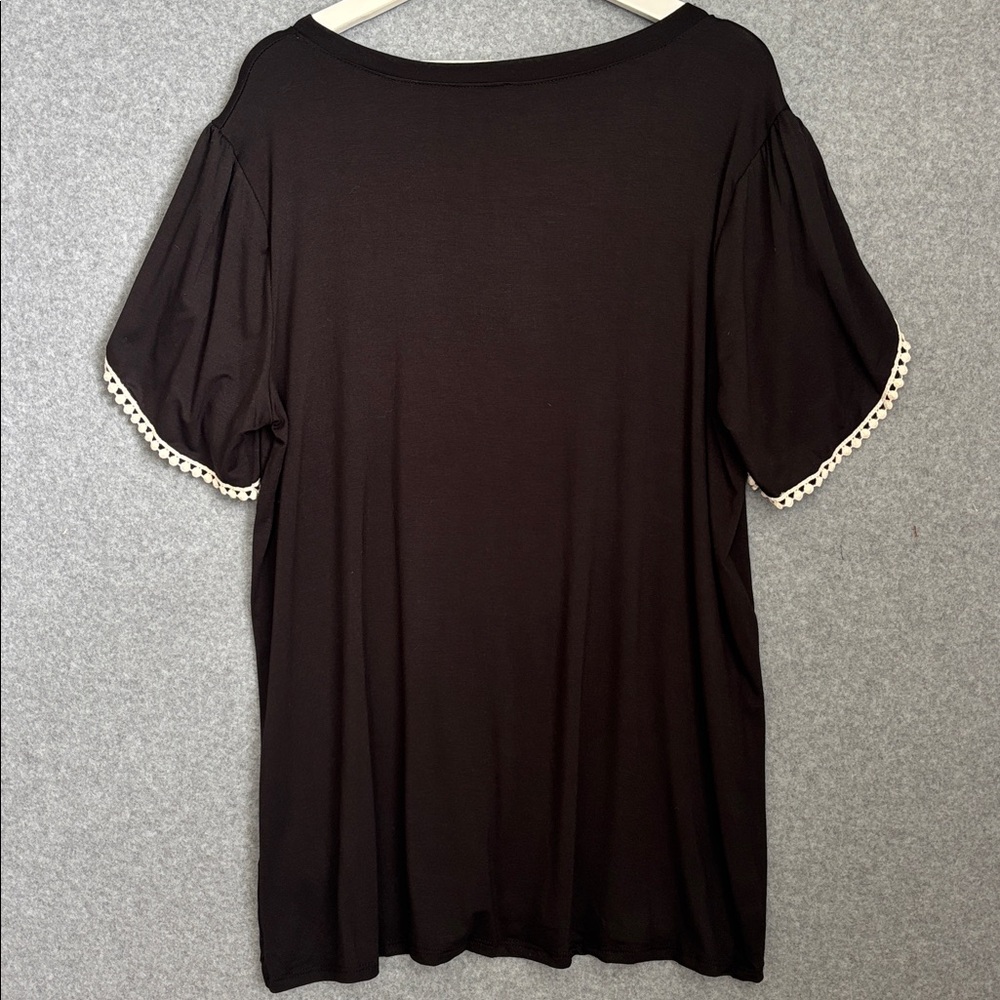 NEW Slit Short Sleeve Top with Crochet Lace Detail  1X Black/White - Picture 7 of 12